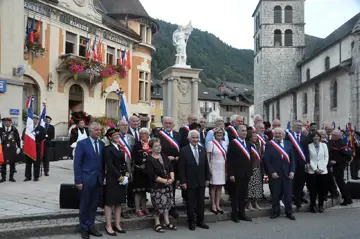 Samedi s’est déroulée la cérémonie de transmission à la ville de Thônes du drapeau de l’association des communes médaillées de la Résistance française. Ces collectivités se relaient annuellement pour présider l’association et ainsi porter le drapeau de l’association.