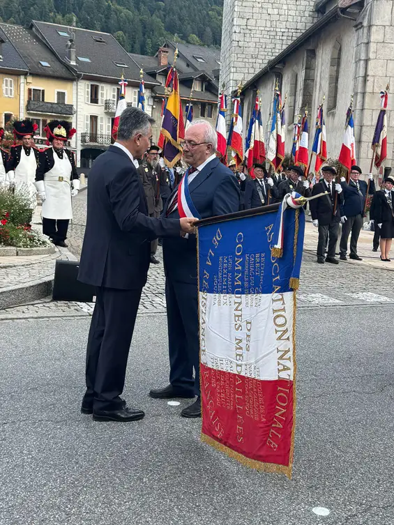 Thônes — Passation du drapeau des communes décorées de la médaille de la résistance française - 20 septembre 2025