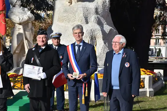 Commémoration du 11 novembre à Thonon les bains ou en compagnie du président du comité Patrice Thiot nous avons honoré 4 membres du comité local. Dont Jean Dominique TOZZO pour une médaille d’argent récompensant de nombreuses années de trésorier et de présidence.