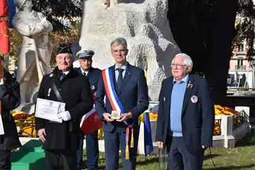 Commémoration du 11 novembre à Thonon les bains ou en compagnie du président du comité Patrice Thiot nous avons honoré 4 membres du comité local. Dont Jean Dominique TOZZO pour une médaille d’argent récompensant de nombreuses années de trésorier et de présidence.