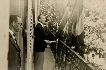 Le 8 mai 1945, Gaston Mériguet sur le bacon de la mairie. Archives DR