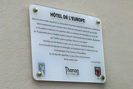 Plaque commémorative, dédiée à la mémoire des résistants internés dans l'ancien hôtel de l'Europe avant leur déportation.