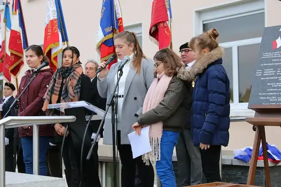 Lecture de la plaque par Julie, Dina, Douce Aimée, Louna et Zoé. Photo Le DL /G.B. lecture de la plaque par Julie, Dina, Douce Aimée, Louna et Zoé Photo Le DL /Gilles BONDAZ