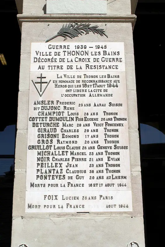 Plaque à l'entrée de la mairie de Thonon-les-bains en mémoire aux héros de la libération de la ville les 16 et 17 aout 1944