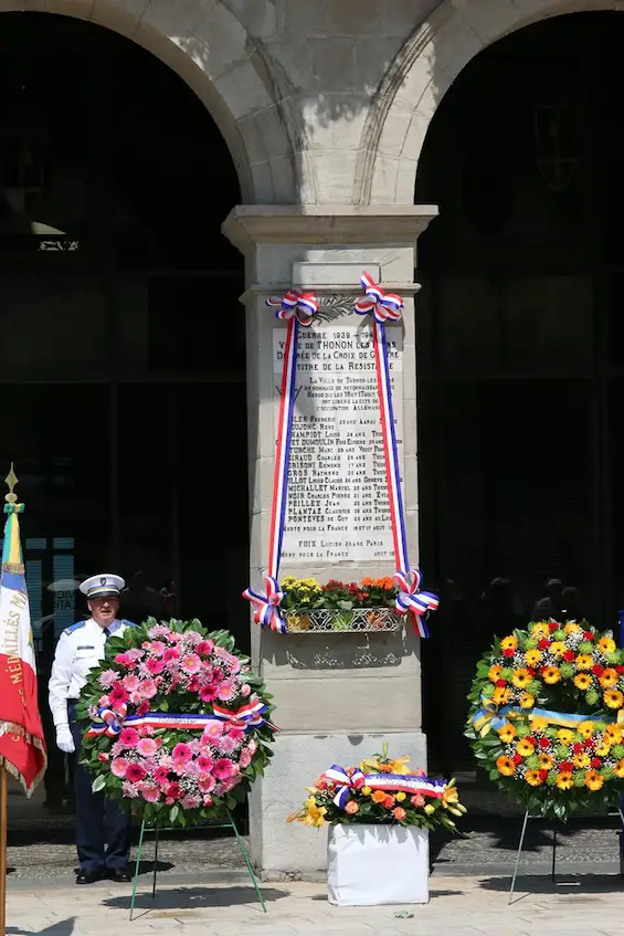 Plaque à l'entrée de la mairie de Thonon-les-bains en mémoire des 15 héros de la libération de la ville les 16 et 17 aout 1944