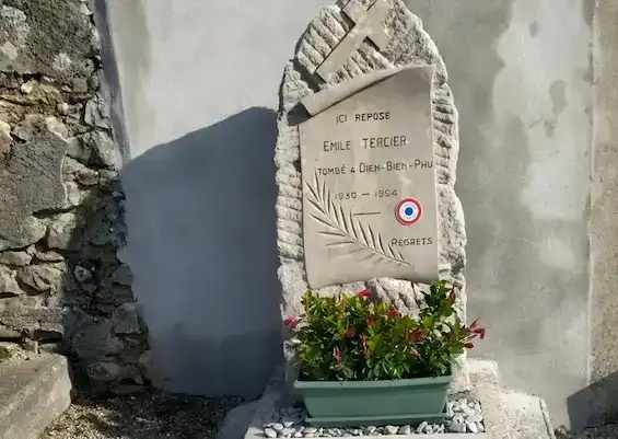 Tombe du légionnaire Émile Tercier (suisse) mort pour la france à Dien Bien Phu et rénovée par la Souvenir Français 74 en 2021