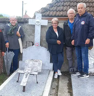Le comité du Souvenir français du pays de Cruseilles sur la tombe de Léon Joseph Sallaz. Photo L.J.