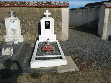 30844,Tombe d'un Personnage célèbre Octave Monjoin, soldat de la Première guerre mondiale revenu amnésique, modèle pour un film de Jean Giraudoux pour le personnage de Siegfried et le Limousin (1922),