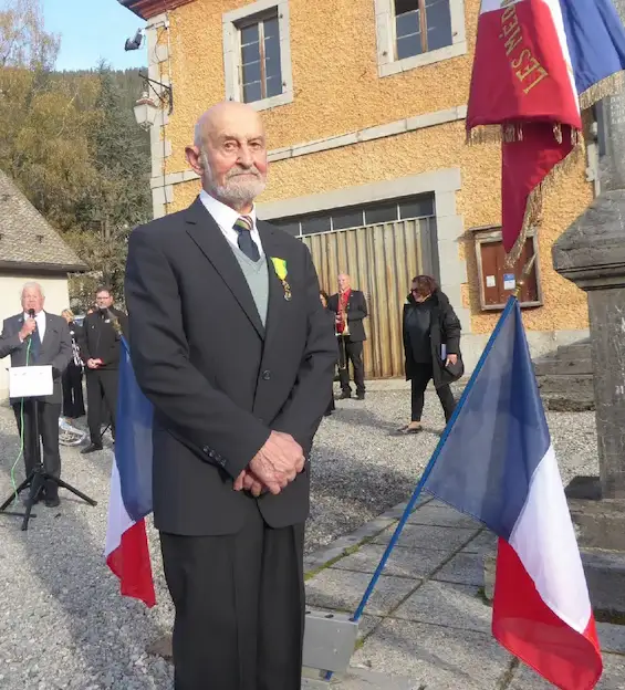 Roland Trosset reçoit la médaille de la Valeur Militaire. Une décoration méritée pour l’ancien combattant. Photo Le DL /J.-L.-L.-G.