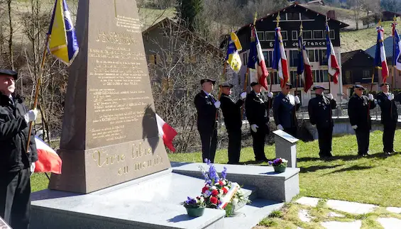 Hommage Tom Morel, une gerbe a été déposée devant la stèle érigée près de l’ancien Hôtel de France.