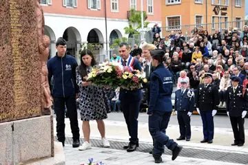 Une gerbe de fleurs a été déposée par le maire Jean-Philippe Mas, accompagné de cadets et collégiens, de la maire de Beaverton et de la maire de Trossingen. Photo Le DL/N.S.