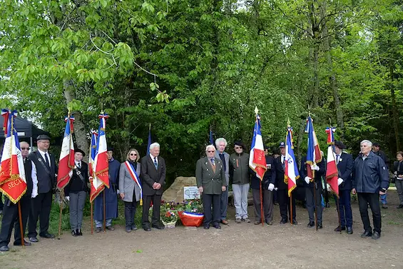 Devant la stèle Mme le maire, M. Déruaz, M. Galuchot, président des anciens combattants du secteur de La Balme-de-Sillingy et M.Métral, président de l’Association des Glières, encadrés par huit porte-drapeaux du secteur. Photo Le DL /M.R.