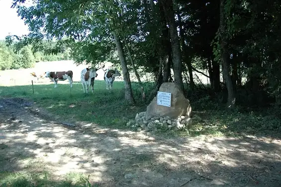 Vaulx - Stèle du parachutage du 9 Mai 1944 - Terrain 