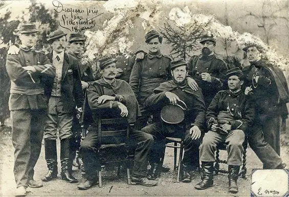 Groupe de Chasseurs du Mont-Blanc / Francs-tireurs de la Hte-Savoie, circa 1870, un homme vêtu d'un costume civil et de neuf militaires, chasseurs du Mont-Blanc, francs-tireurs de la Haute-Savoie, en uniforme, avec la mention manuscrite « Drapeau pris par Victor Curtat, 18 ans » ; Victor Curtat est le troisième debout en partant de la gauche © Nuits-Saint-Georges - musée municipal