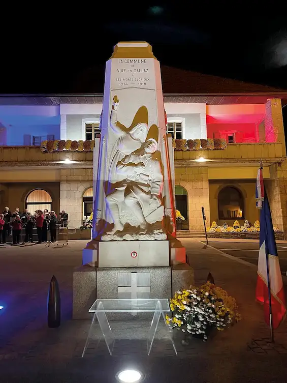 Viuz-en-Sallaz — Commémoration 11 novembre 2024 avec Le monument a été rénové par la commune avec un très fort soutien du Département de la Haute-Savoie.